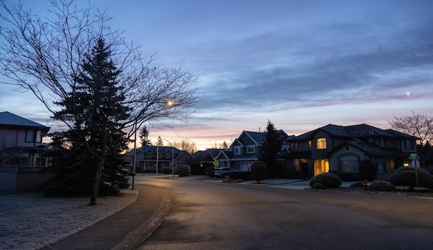 Vista de la calle del barrio residencial suburbano en una ciudad moderna