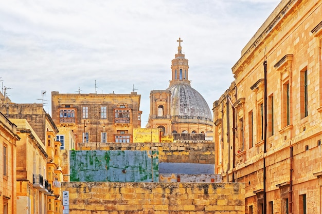 Vista de la calle en la Basílica de Nuestra Señora del Monte Carmelo en La Valeta, Malta