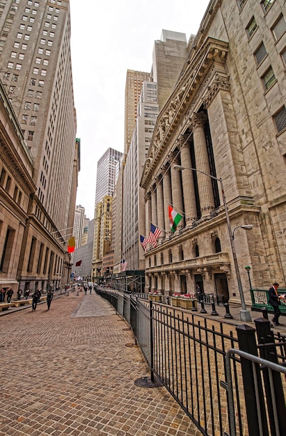 Vista de la calle de la Bolsa de Valores de Nueva York en Wall Street, el Bajo Manhattan, Estados Unidos. Se llama NYSE en resumen. Turistas en la calle