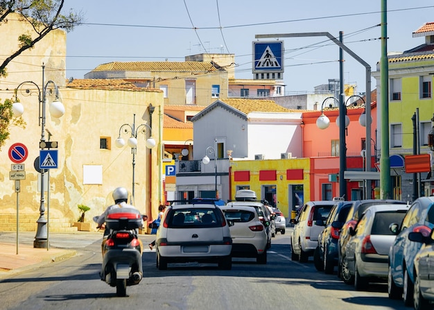 Vista de la calle en carretera con coches y motos en Cagliari en la isla de Cerdeña en Italia. Distrito urbano