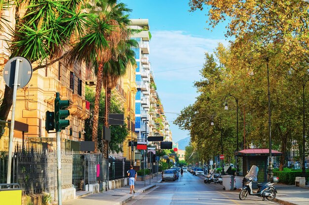 Foto vista de la calle en carretera en palermo, sicilia, italia