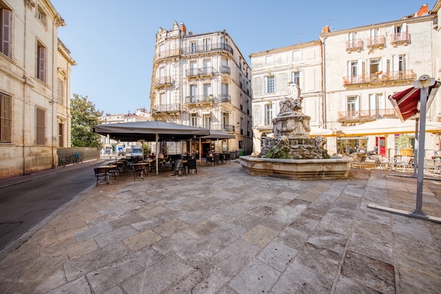 Vista de la calle en el casco antiguo con un café en la terraza de la ciudad de Montpellier en la región Occitanie de Francia