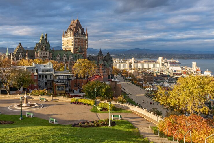 Vista de la calle del casco antiguo de la ciudad de Quebec en el atardecer de otoño