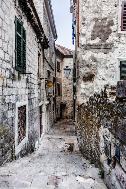 Vista de la calle del casco antiguo de Kotor, Montenegro