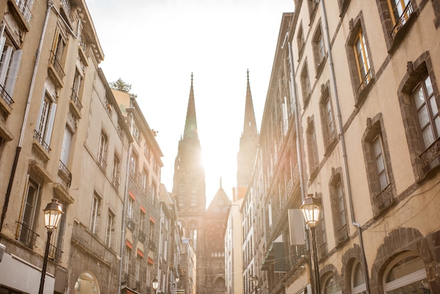 Vista de la calle con la catedral durante la luz de la mañana en la ciudad de Clermont-Ferrand en el centro de Francia