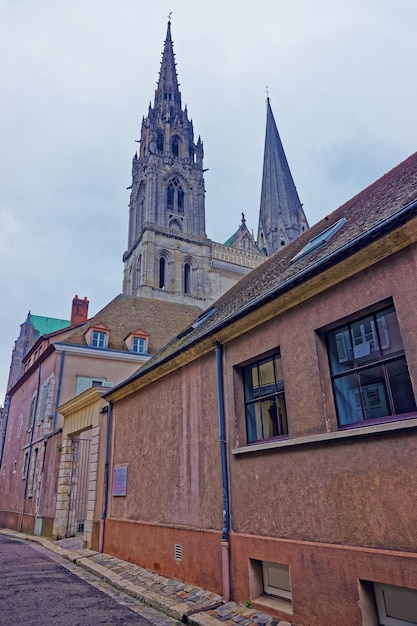 Vista de la calle en la Catedral de Nuestra Señora de Chartres en Chartres en Eure et Loir departamento del Valle del Loira, Francia.