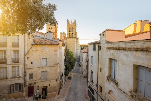 Vista de la calle con la catedral de Saint Pierre en el casco antiguo de la ciudad de Montpellier en la región Occitanie de Francia