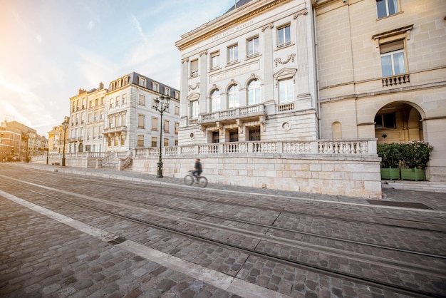 Vista de la calle en el centro de la ciudad vieja durante la puesta de sol en la ciudad de Orleans en Francia