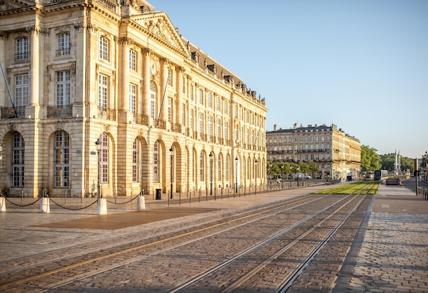 Vista de la calle cerca de la famosa plaza La Bourse durante la mañana en la ciudad de Burdeos, Francia