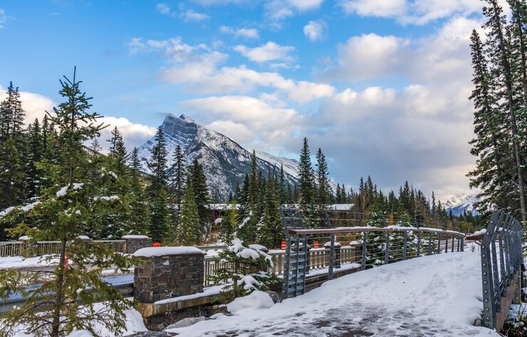 Vista de la calle de la ciudad de Banff en invierno cubierto de nieve. Parque Nacional Banff, Montañas Rocosas Canadienses.