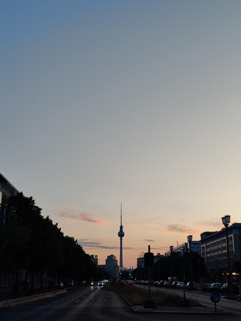 Vista de la calle de la ciudad contra el cielo despejado durante la puesta de sol