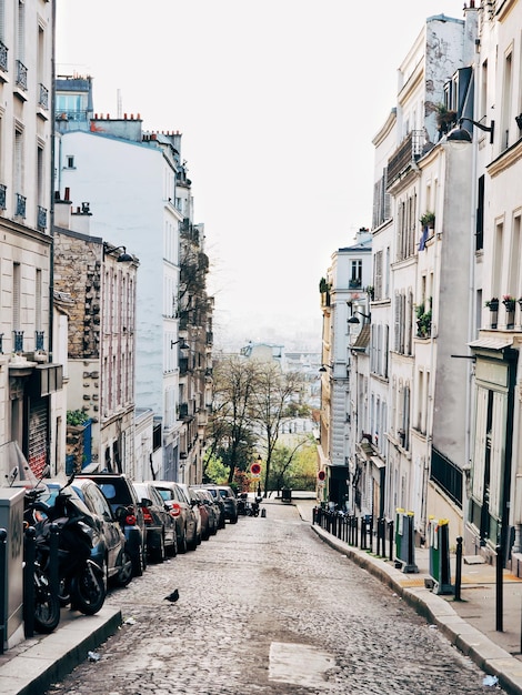 Foto vista de la calle de la ciudad contra un cielo despejado