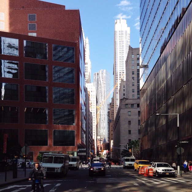 Foto vista de la calle de la ciudad contra el cielo