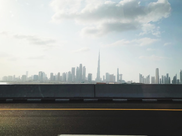 Foto vista de la calle de la ciudad y los edificios contra el cielo