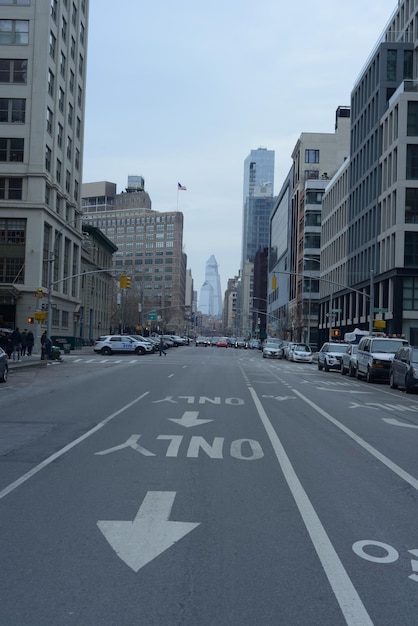 Vista de la calle de la ciudad y los edificios contra el cielo