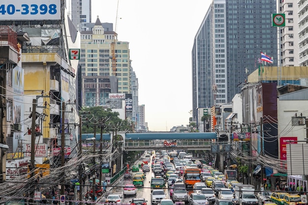 Foto vista de la calle de la ciudad y los edificios contra el cielo