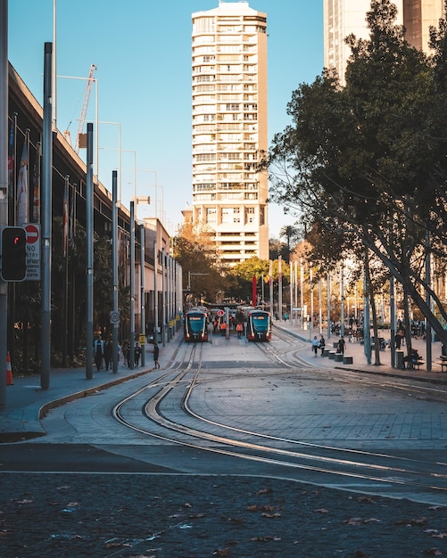 Foto vista de la calle de la ciudad y los edificios contra el cielo