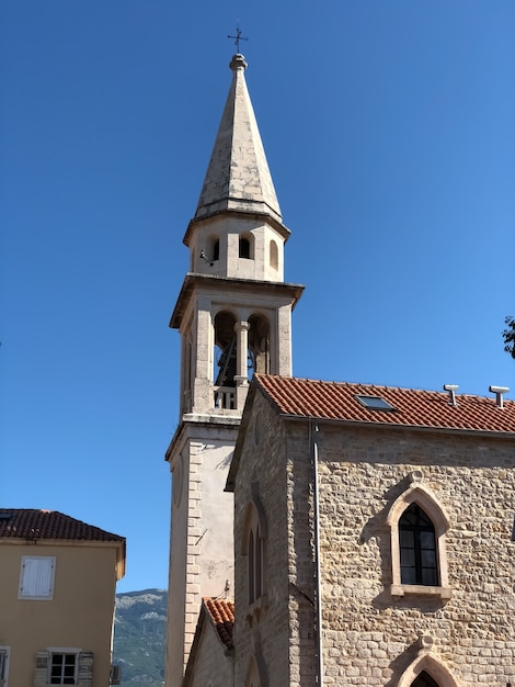 Vista de la calle de la ciudad vieja de Budva en Montenegro.