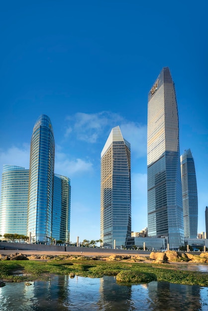 Vista de la calle del edificio de oficinas moderno de qingdao