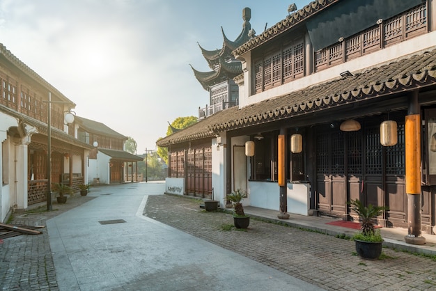 Vista de la calle de edificios antiguos en la ciudad antigua de Suzhou