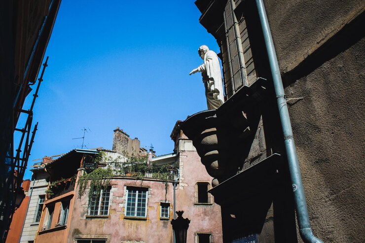 Vista de la calle y edificios en el casco antiguo de Lyon Vieux Lyon Francia