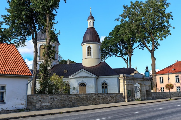 Vista de la calle de edificios históricos en la ciudad de kuressaare saaremaa