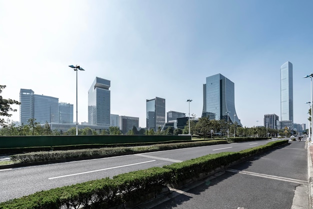 Vista de la calle de los edificios modernos en el Centro Financiero Internacional del Lago del Este de Suzhou