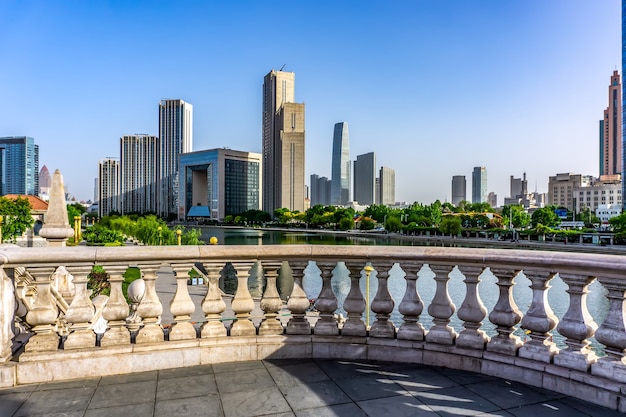 Vista de la calle de edificios modernos a lo largo del río Haihe en Tianjin