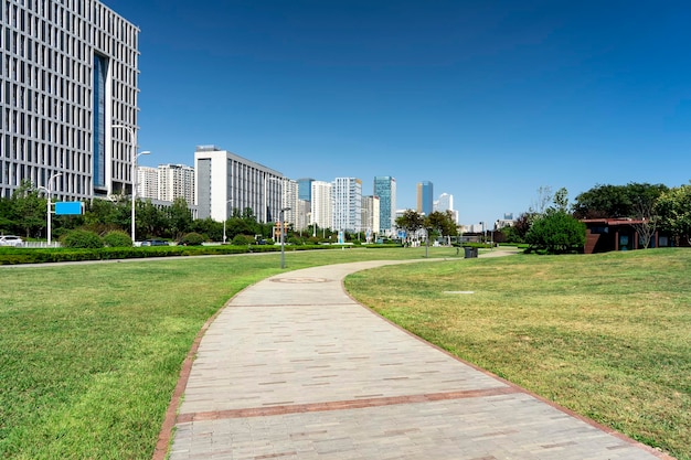 Vista de la calle de los edificios modernos en el nuevo distrito de la costa oeste de Qingdao