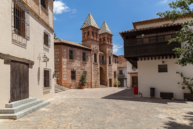 Vista de la calle española. Calle española vacía típica con arquitectura antigua.