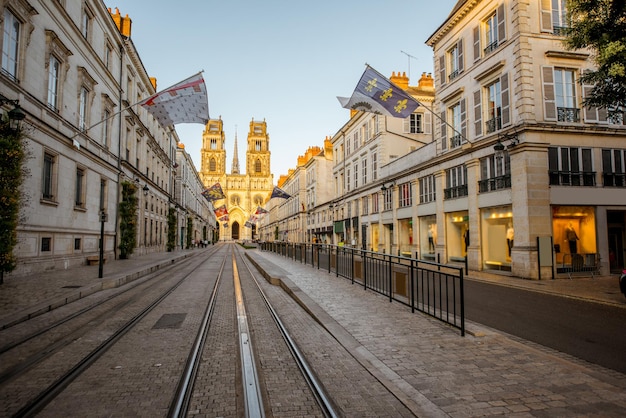 Vista de la calle con la famosa catedral durante la puesta de sol en la ciudad de Orleans, en el centro de Francia