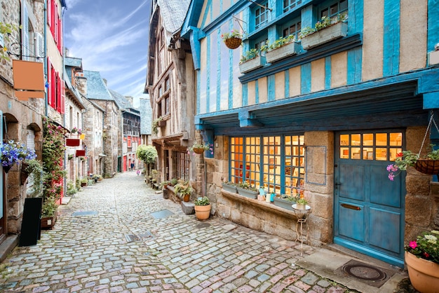 Vista de la calle en la famosa ciudad de Dinan en la región de Bretaña en Francia