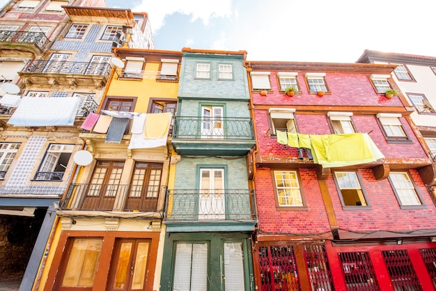 Vista de la calle de los hermosos edificios antiguos con azulejos portugueses en las fachadas de la ciudad de oporto, portugal