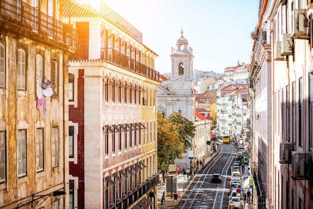 Vista de la calle con hermosos edificios en el casco antiguo de la ciudad de Lisboa, Portugal