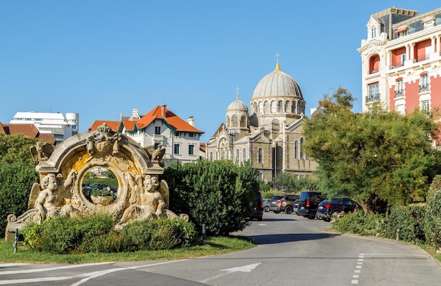 Vista de la calle en la iglesia ortodoxa de Biarritz Francia y monumento histórico