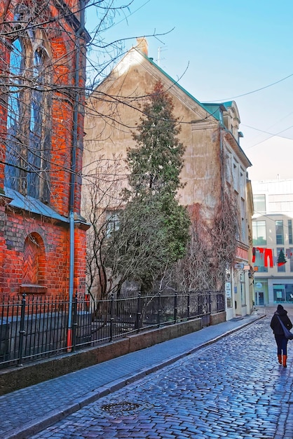 Vista de la calle con instalación navideña en la ciudad vieja de Riga en Letonia en invierno