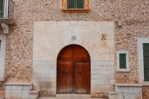 Vista de una calle medieval del pintoresco pueblo de estilo español Mancor de la Vall en Mallorca o M