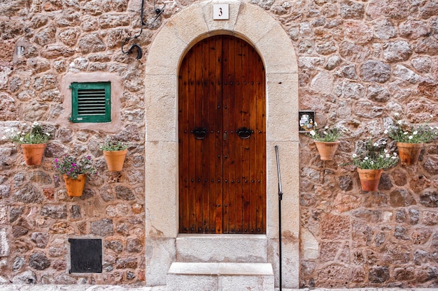 Vista de una calle medieval del pintoresco pueblo de estilo español Valdemossa en Mallorca o Mallorca