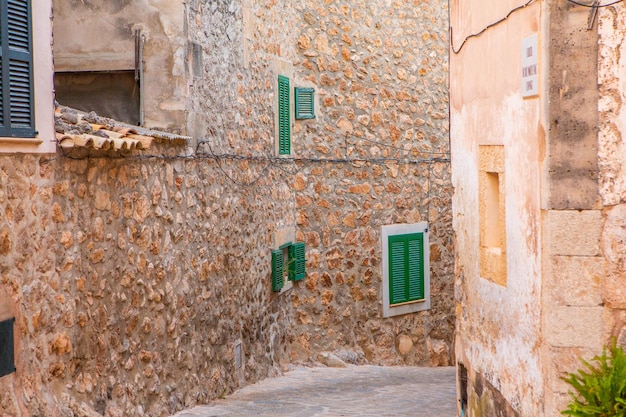 Vista de una calle medieval del pintoresco pueblo de estilo español Valdemossa en Mallorca o Mallorca