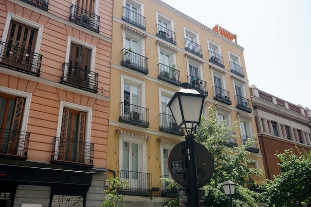 Vista de la calle mirando hacia el bloque de apartamentos en la ciudad de Madrid. Arquitectura tradicional de Madrid, España