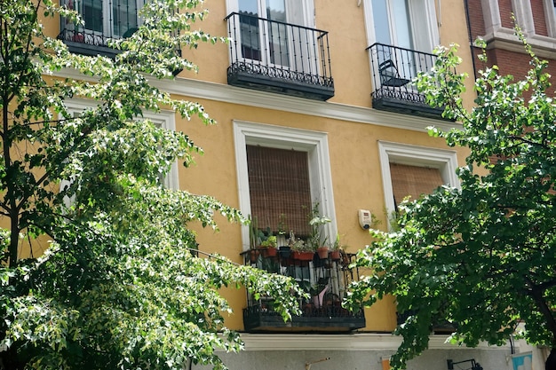 Vista de la calle mirando hacia el bloque de apartamentos en la ciudad de Madrid. Arquitectura tradicional de Madrid, España