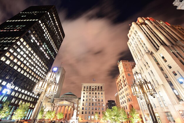 Vista de la calle Old Montreal con edificios históricos