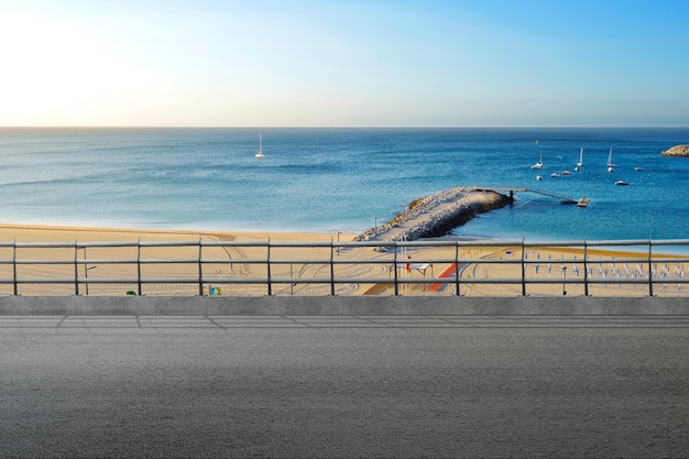 Vista a la calle con la playa de arena y vista al mar