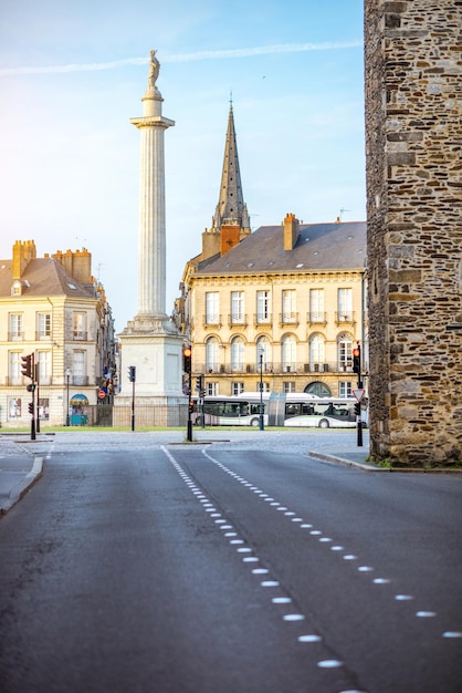 Vista de la calle en la plaza Marechal-Foch con columna Louis durante la puesta de sol en la ciudad de Nantes en Francia