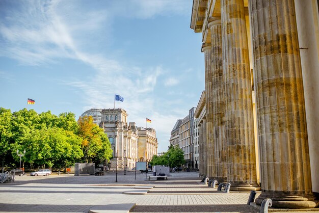 Foto vista de la calle con las puertas de brandenburgo y el edificio reichtag en berlín.