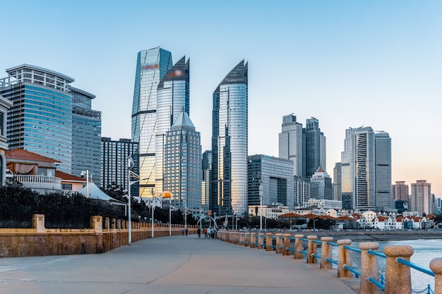 Vista de la calle del rascacielos del centro financiero de Qingdao