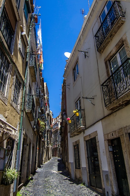 Vista de una calle típica del centro de la ciudad de Lisboa, Portugal.