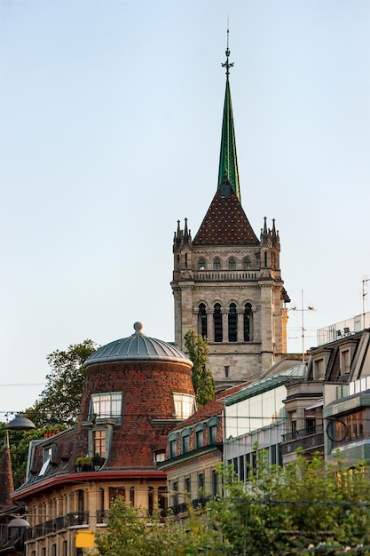 Vista de la calle en la Torre de la Catedral de St Pierre en la ciudad vieja de Ginebra, Suiza.