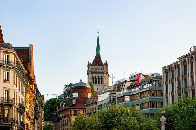 Vista de la calle en la Torre de la Catedral de St Pierre en la ciudad vieja de Ginebra en Suiza