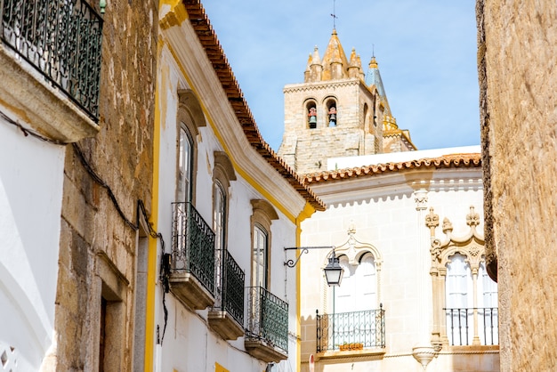 Vista de la calle con la torre de la catedral vieja en la ciudad de Evora, Portugal